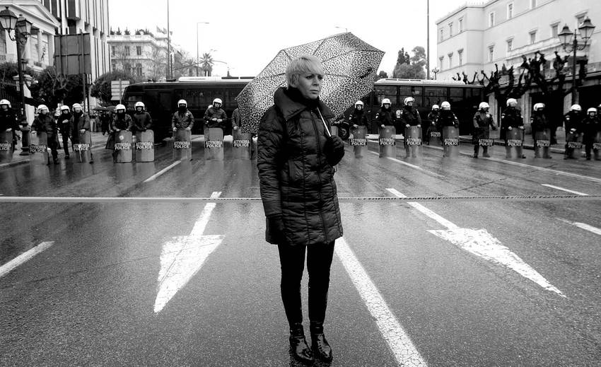 Manifestación de empleados de la Agencia de Vivienda Social (OEK, por sus siglas en griego) frente al Parlamento griego, en Atenas. Este organismo es uno de los que se cerrará debido a la política de recortes y austeridad del gobierno. 