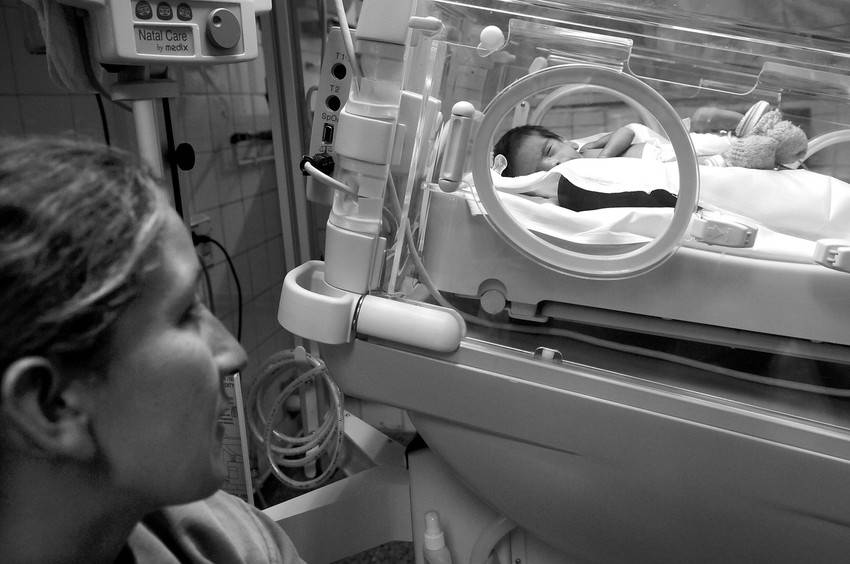 Marcia y Bruno, ayer, en las instalaciones de la Fundación Álvarez Caldeyro Barcia en el hospital Pereira Rossell.