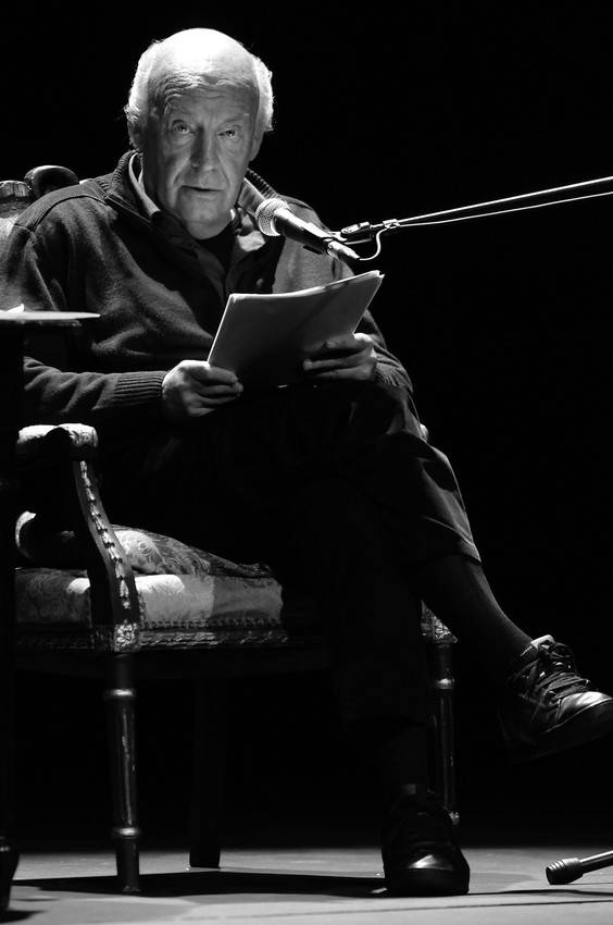 Eduardo Galeano, ayer, durante la lectura de textos de Los hijos de los días en el Teatro Solís 