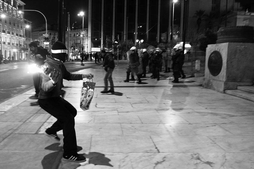 Manifestación en recuerdo de un farmacéutico jubilado de 77 años que se suicidó ayer en la plaza Syntagma de Atenas, Grecia. Según testigos, el hombre se disparó tras gritar “no quiero dejar deudas a mis hijos”. Posteriormente se halló una nota en la que criticaba al gobierno. 