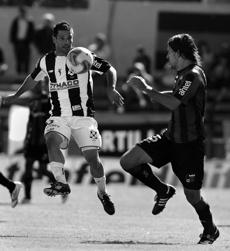 Antonio Pacheco, de Wanderers, y Pablo Pereira, de Liverpool, ayer, en Belvedere.