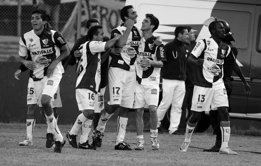 Los jugadores de Fénix, ayer, tras el empate ante Peñarol, en el estadio Centenario