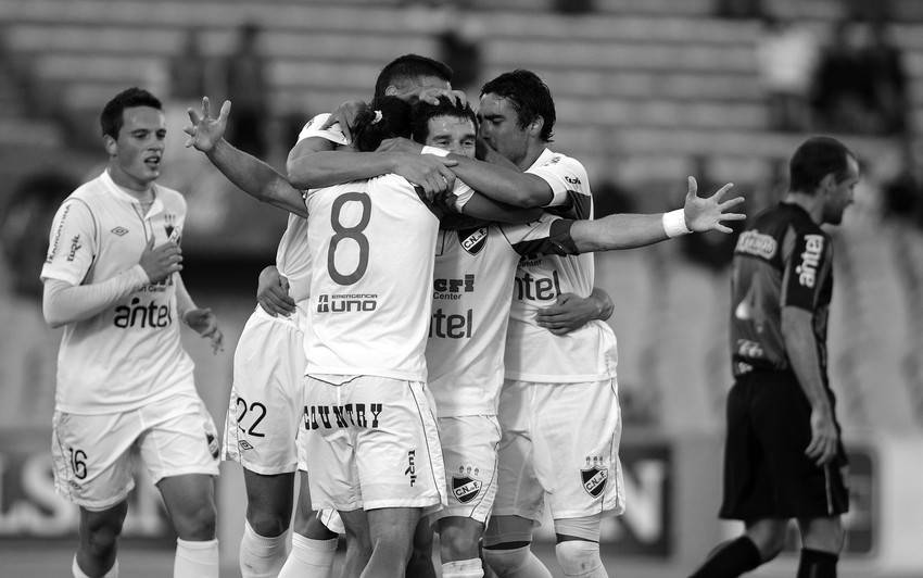 Los jugadores de Nacional, tras el gol de la victoria ante el El Tanque, ayer, en el estadio Centenario. 