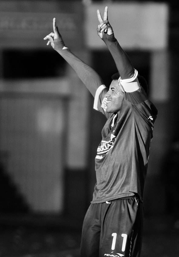 Nicolás Olivera, ayer, tras convertir el segundo gol de Defensor Sporting ante Wanderers, en el estadio Luis Franzini.