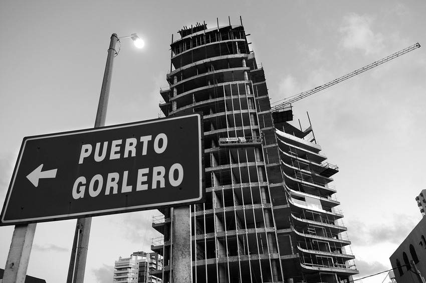 Edificio en construcción en Punta del Este. (archivo, abril de 2011) 