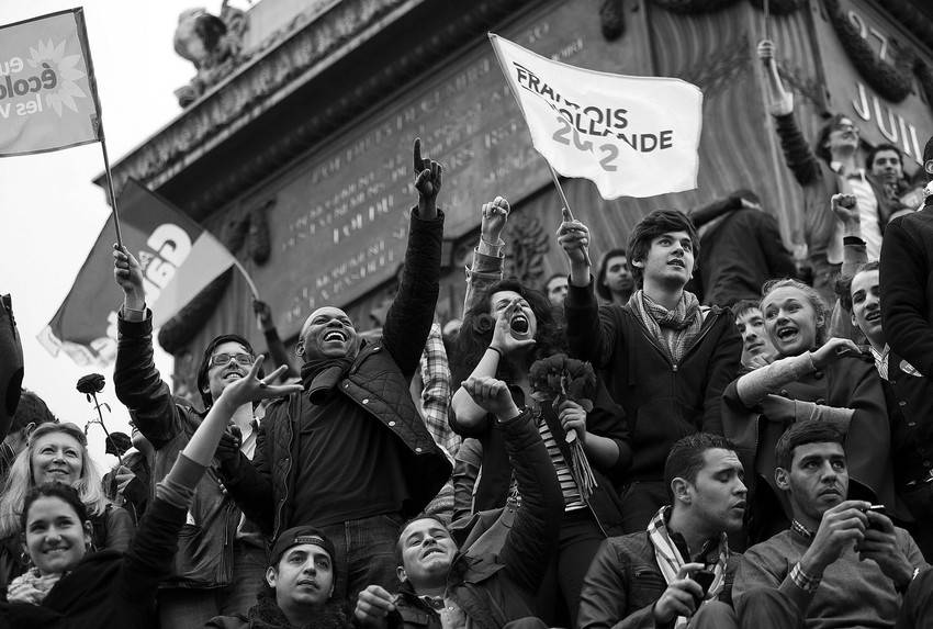Simpatizantes del Partido Socialista francés celebran tras conocer que François Hollande será el nuevo presidente de Francia, en la plaza de la Bastilla en París. 