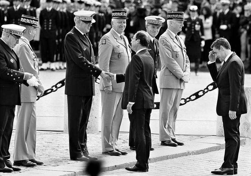 François Hollande, presidente electo de Francia, y Nicolas Sarkozy, presidente en ejercicio, durante un acto de homenaje a los caídos por Francia y en conmemoración del armisticio que puso fin a la Segunda Guerra Mundial, en París.