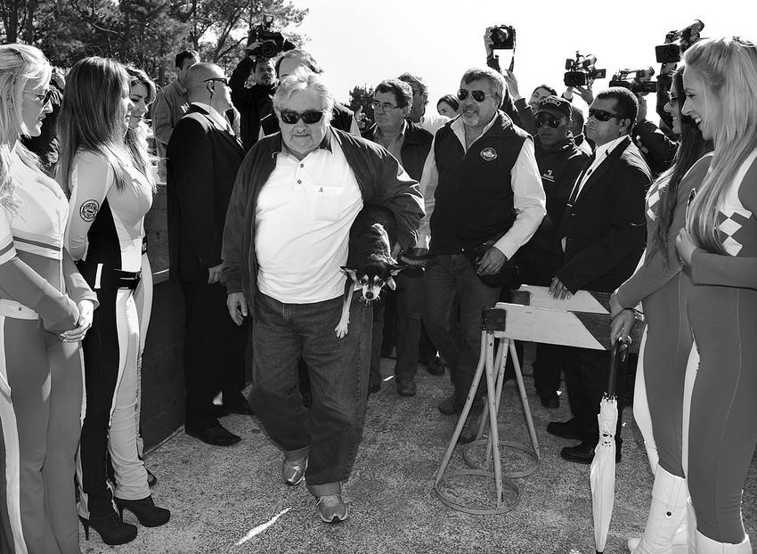 El presidente José Mujica, ayer, cuando concurrió al autódromo de El Pinar. 