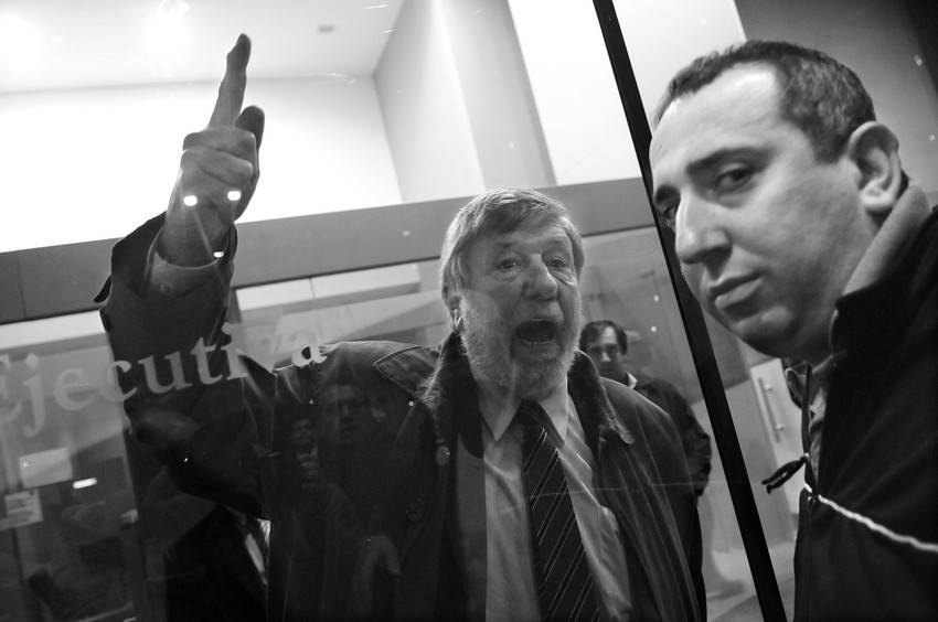 El embajador Julio Baráibar y manifestantes en la puerta de la Torre Ejecutiva.