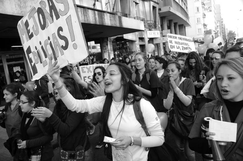 Marcha de estudiantes de la Escuela de Parteras. 