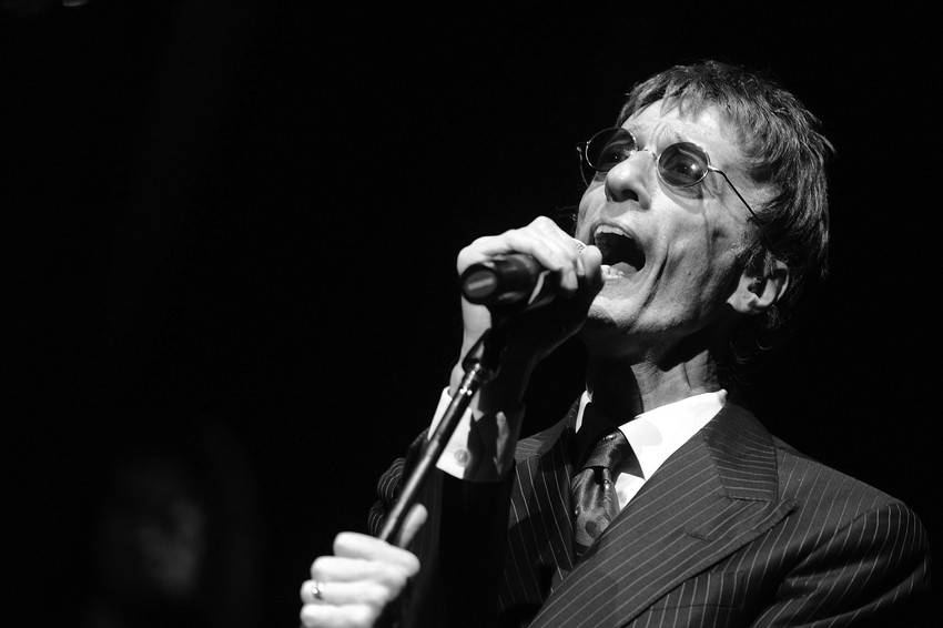Robin Gibb actuando en Varsovia, Polonia. (archivo, mayo de 2011) 