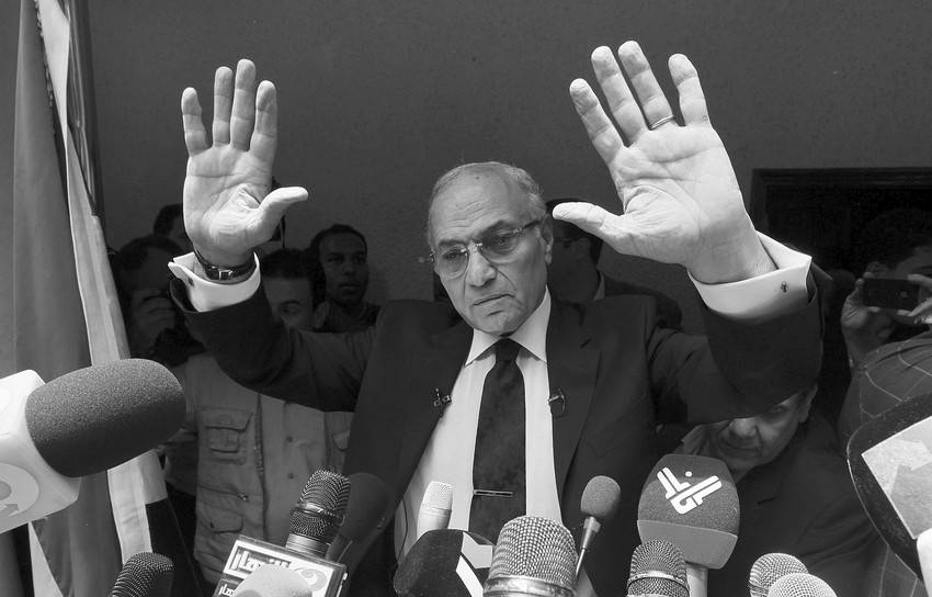 El general retirado Ahmed Shafiq, último primer ministro de Hosni Mubarak, el sábado, en la conferencia de prensa en la que anunció que ha pasado a la segunda vuelta de las elecciones presidenciales egipcias, en la que se enfrentará al candidato de los islamistas Hermanos Musulmanes, Mohamed Mursi.