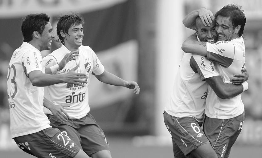 Facundo Píriz, Matías Cabrera, Alexis Rolín y Álvaro Recoba, tras el gol de Rolín, primero de Nacional ante Wanderers, ayer en el Parque Central