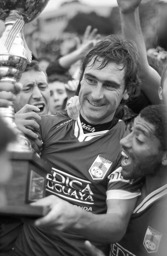Bryan Alemán, Andrés Fleurquin y Nicolás Olivera, ayer, tras la obtención del título de campeón del Torneo Clausura por parte de Defensor Sporting 