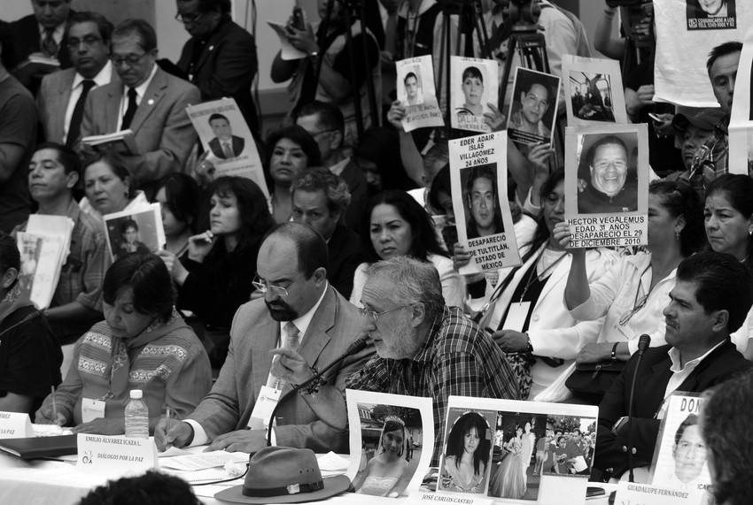 El poeta mexicano Javier Sicilia (centro) participa con familiares de desaparecidos en la reunión del Movimiento por la Paz, Justicia y Dignidad (MPJD) con los aspirantes a la presidencia de México, en Ciudad de México.