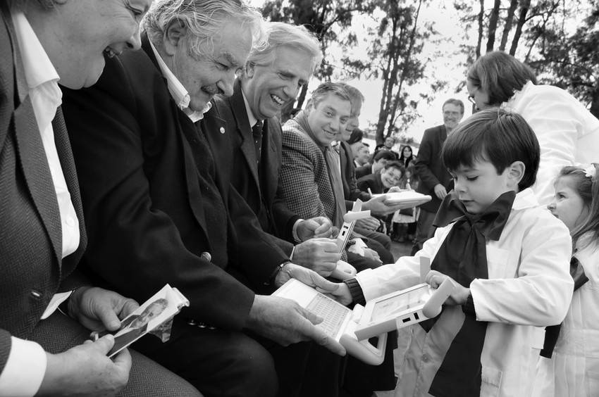 Lucía Topolansky, José Mujica, Tabaré Vázquez y Carlos Enciso junto a escolares durante el acto por los cinco años del Plan Ceibal, ayer en Cardal, departamento de Florida 