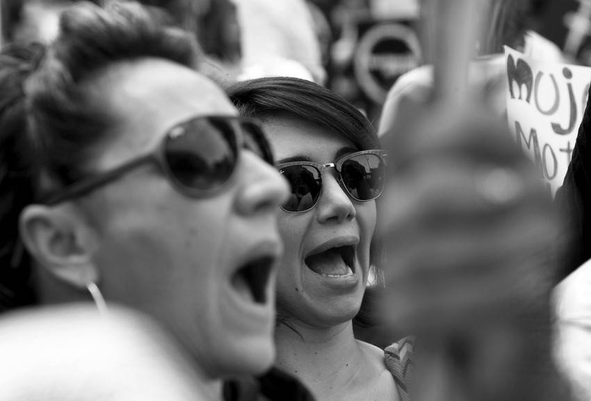 Ciudadanos y miembros de distintas organizaciones sociales durante la concentración, ayer, en el Parque Nacional de Bogotá, Colombia, como protesta por la violación, empalamiento y asesinato de una mujer en el mismo lugar. 
