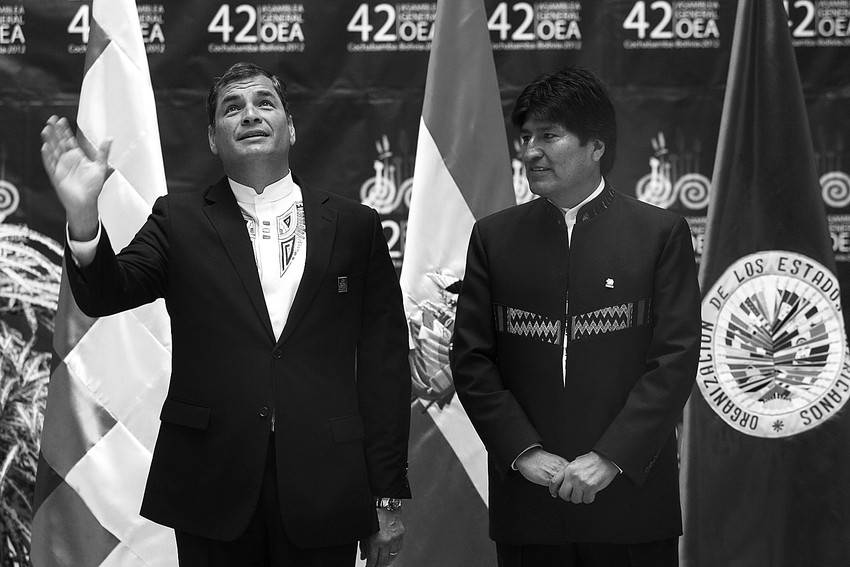 El presidente de Ecuador, Rafael Correa (izquierda), y su homólogo de Bolivia, Evo Morales, en el marco de la 42º asamblea de la OEA, en Cochabamba, Bolivia. 