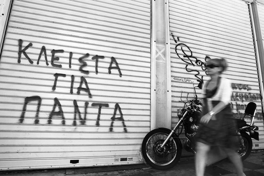 Una pintada en la que se puede leer “cerrado para siempre” en las persianas del hotel Esperia Palace de Atenas, Grecia. Más de 20 hoteles de la región de Ática han cerrado desde el comienzo de la crisis.
