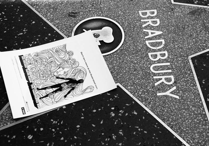 Un folleto de la película The Illustrated Man permanece junto a la estrella del Paseo de la Fama de Hollywood del escritor estadounidense Ray Bradbury, ayer, en Hollywood, California.