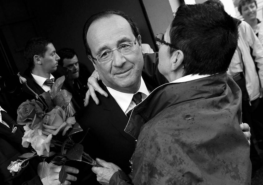 El presidente francés, François Hollande, es saludado por una simpatizante tras votar en un colegio electoral en Tulle, Francia.