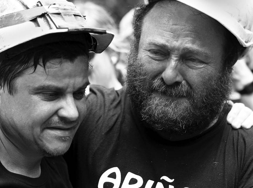 Dos mineros durante el acto con el que concluyó en Zaragoza la “marcha negra” a favor del carbón, el domingo 17 de junio, en Ariño, Teruel, y en el que todos los asistentes han pedido al gobierno que recapacite sobre unas decisiones que van a “condenar” a las comarcas mineras y a sus habitantes. 