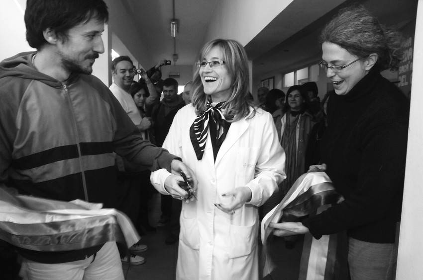 Pablo Arean, médico residente en el Centro de Salud Ciudad Vieja, Marianna Gilardoni, directora del Centro, y Valeria Rubino, del colectivo Ovejas Negras, en el Centro de Salud Ciudad Vieja.