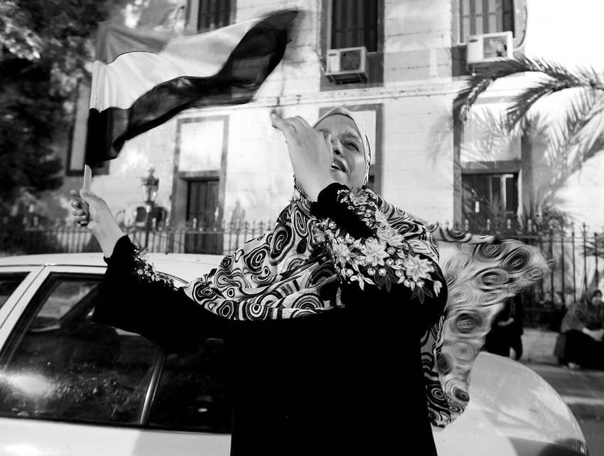 Una mujer egipcia se dirige a la plaza Tahrir de El Cairo, en Egipto, para celebrar la victoria del candidato de los Hermanos Musulmanes, Mohamed Mursi, en las elecciones presidenciales, según proclamó ayer la Comisión Electoral Suprema.