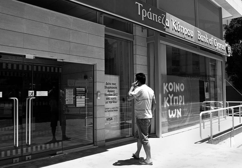 Un hombre frente a las oficinas del Banco Central de Chipre, en Nicosia. El gobierno de Chipre ha anunciado su decisión de solicitar formalmente al Eurogrupo ayuda financiera para su sector bancario, alegando su fuerte exposición a la crisis griega. 