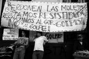Militantes de organizaciones campesinas y estudiantes permanecen frente a la sede de la Televisión Pública, en Asunción, Paraguay, lugar de concentración de los opositores
al nuevo presidente Federico Franco.