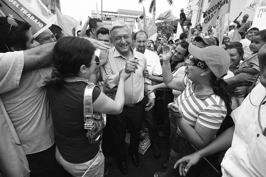 El candidato a la presidencia de México por el Partido de la Revolución Democrática (PRD), Andrés Manuel López Obrador, el domingo 24 de junio, en un acto de campaña en Tepic, México. 