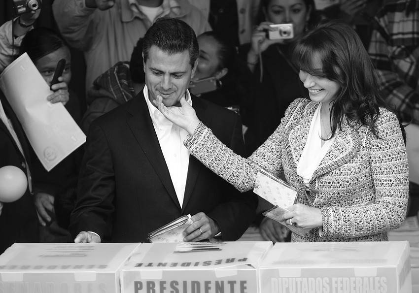 El candidato a la presidencia de México por el Partido Revolucionario Institucional (PRI), Enrique Peña Nieto, y su esposa, Angélica Rivera, en el momento de emitir el voto, en el municipio de Atlacomulco del estado de México. 