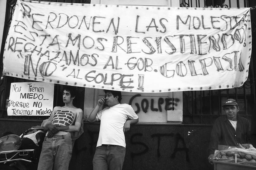 Frente a la sede de Televisión Pública, lugar de concentración de los opositores al nuevo presidente Federico Franco. 
