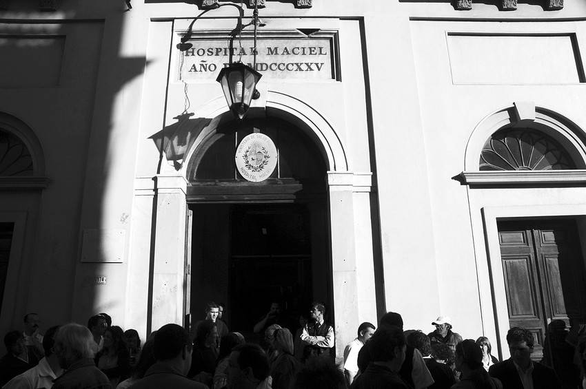 Acto en el que trabajadores del Hospital Maciel se concentraron frente al nosocomio para reclamar garantías para el desarrollo de su trabajo (archivo, marzo de 2012). 