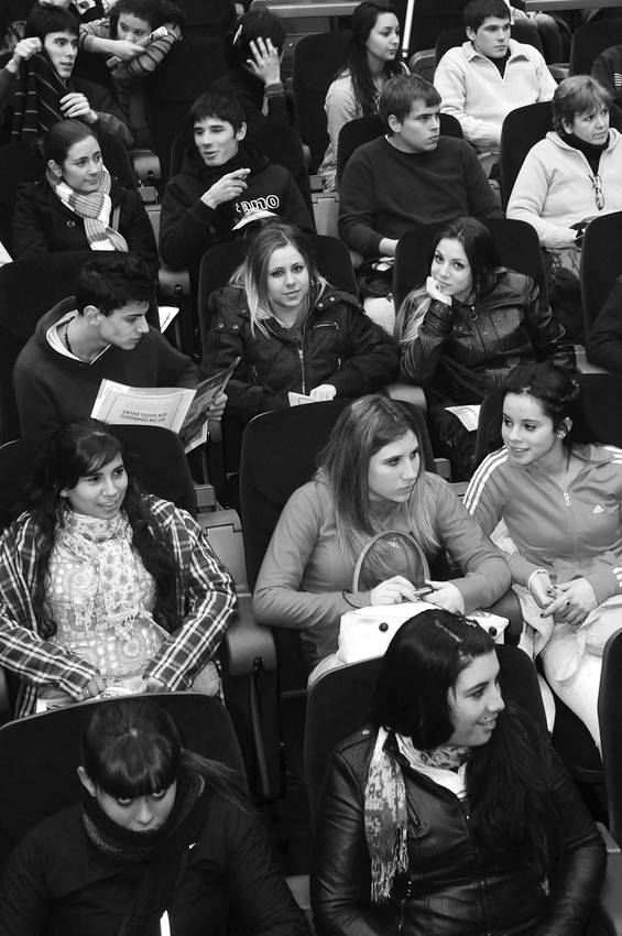 Jóvenes que van a participar del programa Yo estudio y trabajo, en la bienvenida que se les brindó en la Torre de las Comunicaciones. 