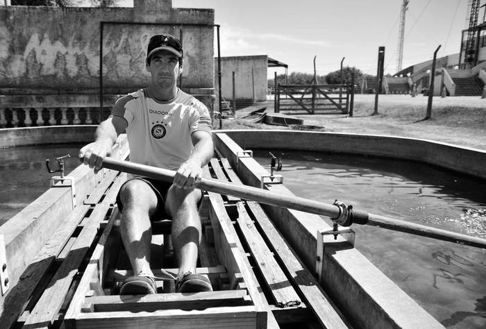 Rodolfo Collazo, en el remorgómetro (simulador de remo) del club Colonia Rowing. (archivo, enero de 2012) · Foto: Javier Calvelo