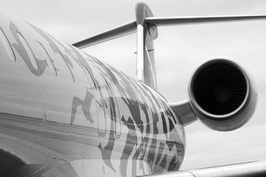 Aeronave Bombardier CRJ900 NextGen de Pluna, cuando fue presentado en el aeropuerto de Carrasco. (archivo, setiembre de 2010)