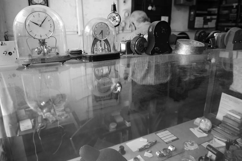 Taller de relojería de Arturo Buchbinder en su último día de trabajo antes de cerrar definitivamente su local en el barrio Pocitos. (archivo, diciembre de 2010)