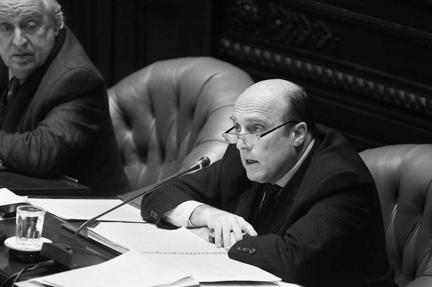 Los senadores del Frente Amplio Carlos Baráibar y Daniel Martínez en la sesión de la cámara que votó el proyecto de liquidación de Pluna. (archivo, julio de 2012 