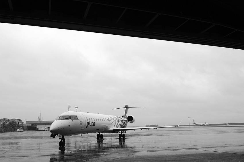 Aeronave de Pluna se dispone a ingresar al hangar en el aeropuerto de Carrasco. (archivo, setiembre de 2010