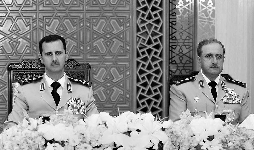 Foto de archivo facilitada por la Agencia Siria de Noticias (SANA), que muestra al presidente sirio Bachar al Asad (izquierda) y al ministro sirio de Defensa, Daoud Rajha, quien murió ayer en un atentado suicida en Damasco.