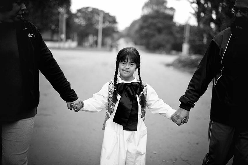 Maité yendo a la escuela.