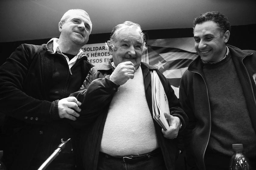Jorge Bianchi, secretario general de la Federación de Cooperativas de Producción (FCPU), el presidente José Mujica y Carlos Reyes, presidente de la Asociación Nacional de Empresas Recuperadas por Trabajadores (ANERT), ayer, en la sede del PIT-CNT. 