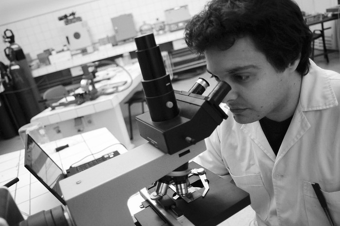 Pablo Miranda, estudiante avanzado de Facultad de Química, en el laboratorio del Parque Científico y Tecnológico de Pando.
 · Foto: Pablo Nogueira