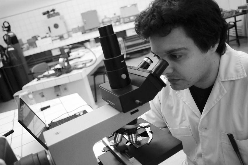 Pablo Miranda, estudiante avanzado de Facultad de Química, en el laboratorio del Parque Científico y Tecnológico de Pando. 