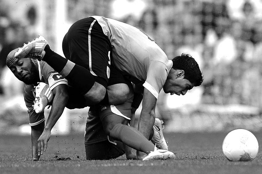 Luis Suárez e Ismaeil Matar durante el partido entre Uruguay y Emiratos Árabes Unidos en la primera fase de los Juegos Olímpicos de Londres 2012, ayer, en el estadio Old Trafford de Manchester, Reino Unido.