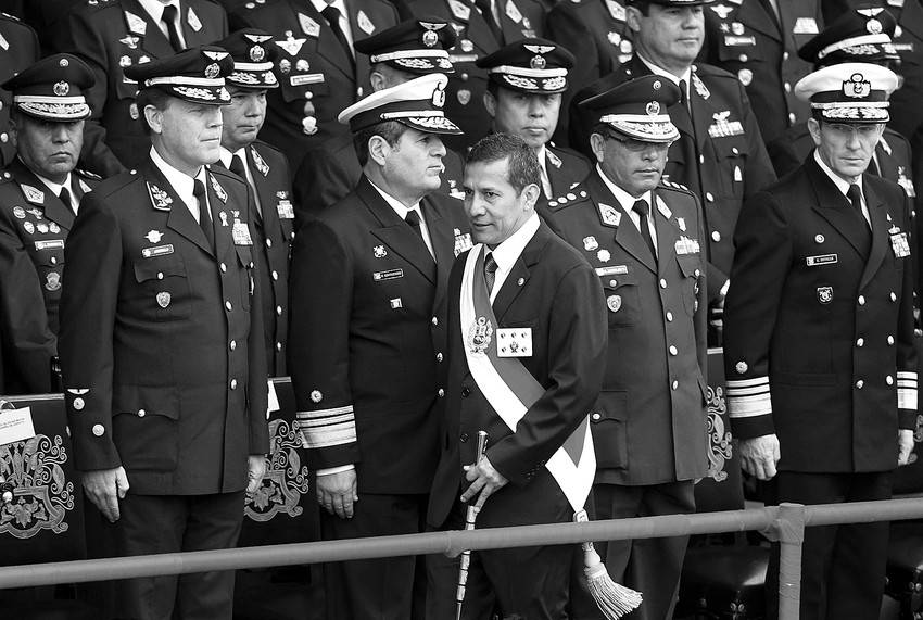 El presidente de Perú, Ollanta Humala (centro), ayer, cuando llegaba al desfile cívico-militar para celebrar la Fiesta Patria de Perú, en Lima.