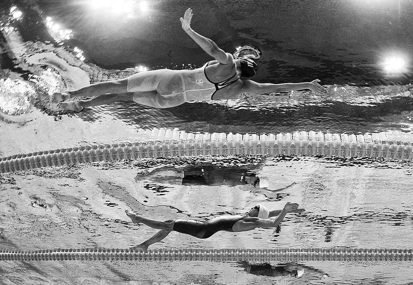 La nadadora uruguaya Inés Remersaro (arriba) y la andorrana Mónica Ramírez Abella (segunda desde arriba) durante una de las series de 100 metros espalda femeninos de los Juegos Olímpicos de Londres 2012. 