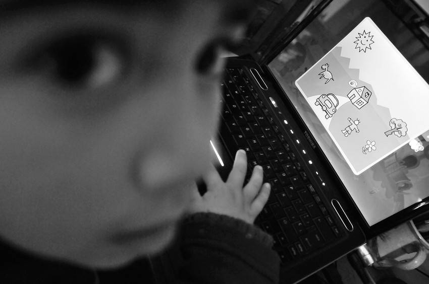 Juan Sebastián utilizando la aplicación Kid Box. 