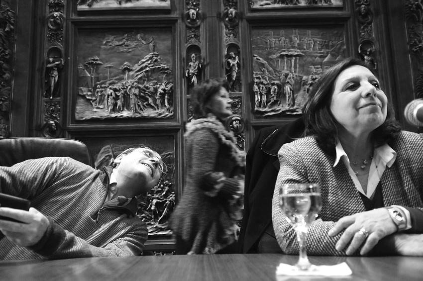 El director de Cultura de la IM, Héctor Guido, la artista plástica Pilar González y la intendenta Ana Olivera. 